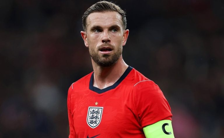 Meio-campista da Inglaterra machuca o pulso ao sofrer queda durante comemoração