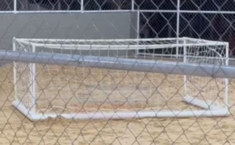 Menino de 10 anos morre após ser atingido por trave de futebol em SC