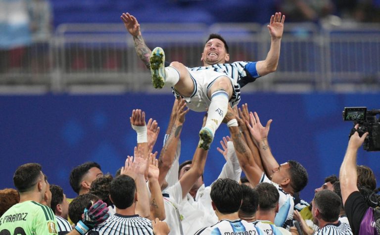 Messi é enaltecido por jogadores após classificação heroica da Argentina na Copa