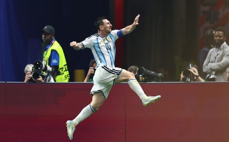 Messi ressucita a Argentina, vira jogo perdido e coloca campeã nas quartas