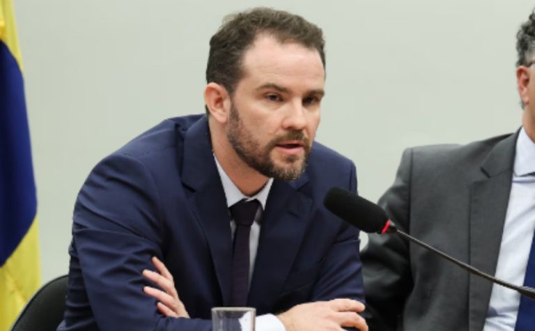Ministro da Fazenda chama Milei de palhaço e rebate críticas sobre economia do país