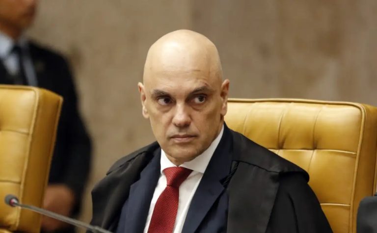Moraes suspende visitas de Flávio a Bolsonaro na prisão domiciliar