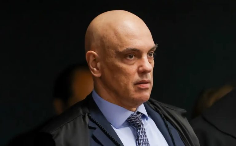 Moraes volta a pedir que PGR se manifeste sobre arma de Bolsonaro
