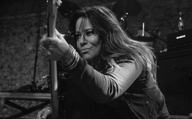 Morre Jennifer Finch, baixista da banda L7, após descobrir câncer no cérebro