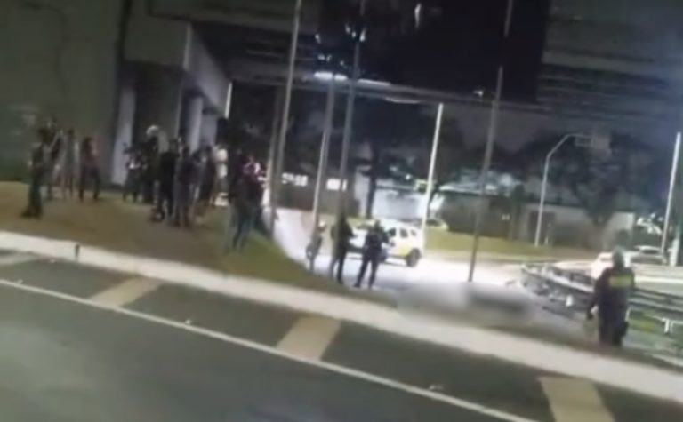 Motociclista morre após cair embaixo da roda de coletivo na Serra