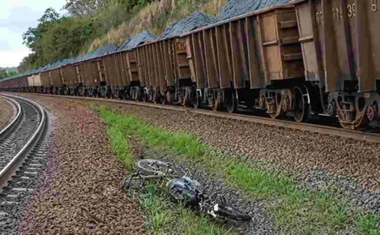 Motociclista morre atropelado por trem no Noroeste do ES