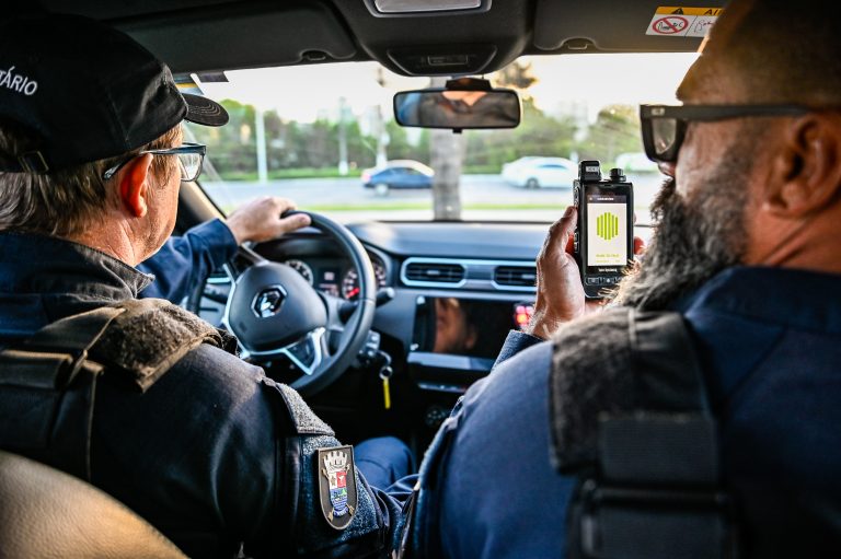 Motorista fura semáforo, quase bate em viatura e é multado seis vezes