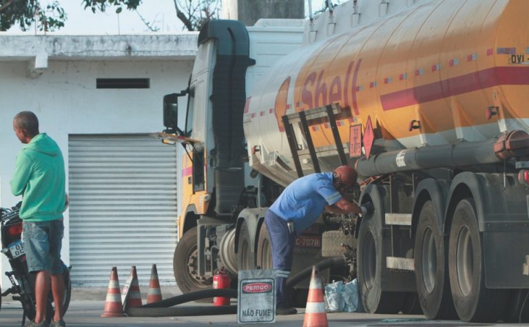 Motoristas que transportam combustíveis anunciam greve, mas sindicato tranquiliza