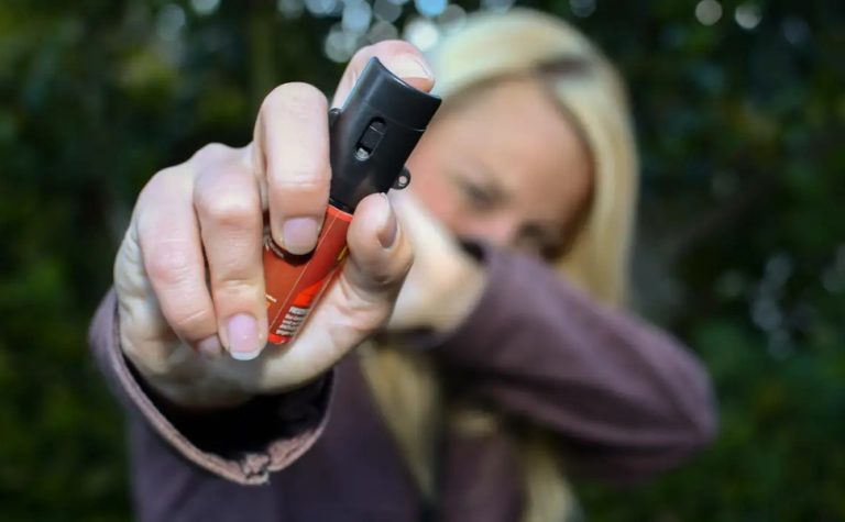 Mulheres podem comprar e usar spray de pimenta para defesa pessoal
