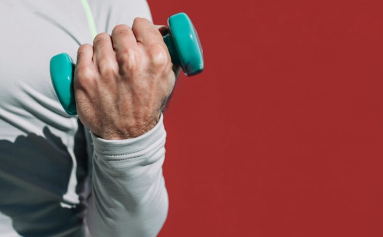 Musculação reverte sinais de envelhecimento cardíaco em idosas, aponta estudo