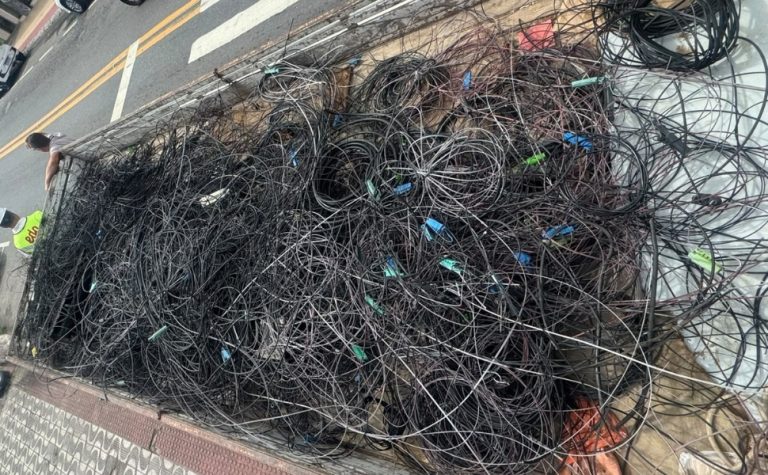 Mutirão de limpeza retira uma tonelada de fios em Guarapari