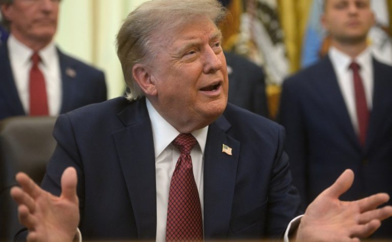 Não vamos ceder à violência política, diz Trump em jantar com jornalistas