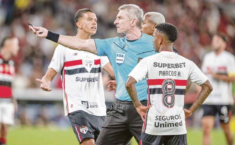 Nem o impedimento semiautomático acaba com as reclamações no futebol brasileiro