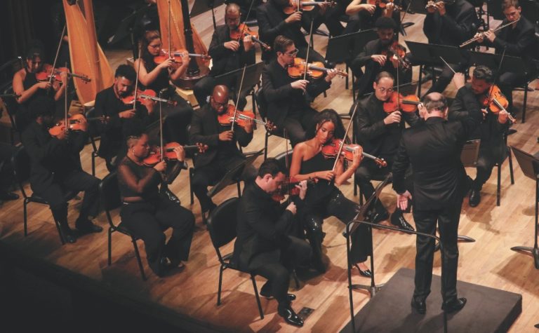 Noite clássica com piano e orquestra no Teatro Sesc Glória