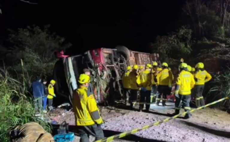 Ônibus com bailarinas do Paraguai cai em ribanceira em SC e deixa 3 mortos
