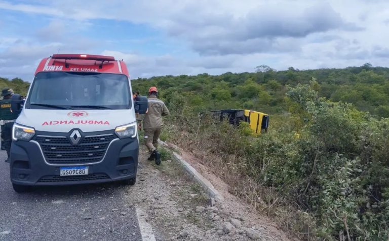 Ônibus com romeiros tomba no Ceará e provoca morte de duas pessoas