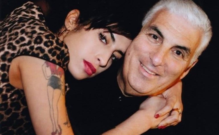Pai de Amy Winehouse é condenado a pagar R$ 6,5 milhões a amigas da cantora