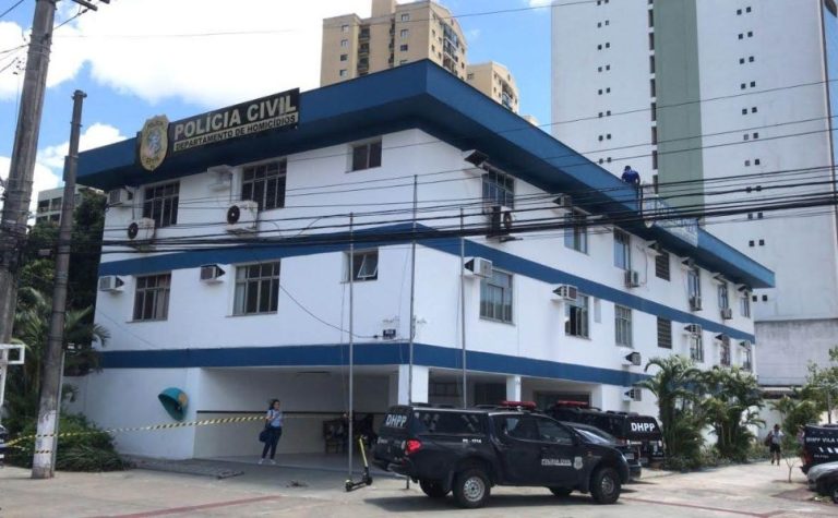 Pai e filho são presos suspeitos de espancar homem até a morte em Vitória
