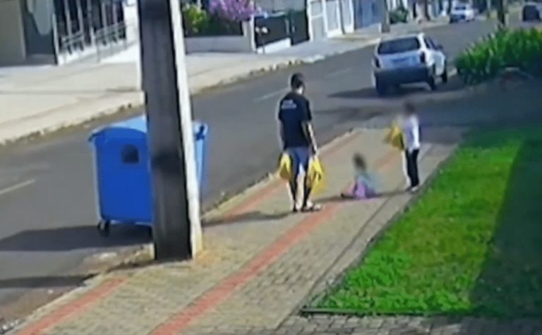 Pai preso após chutar filha de 3 anos diz à polícia que ‘perdeu a cabeça’