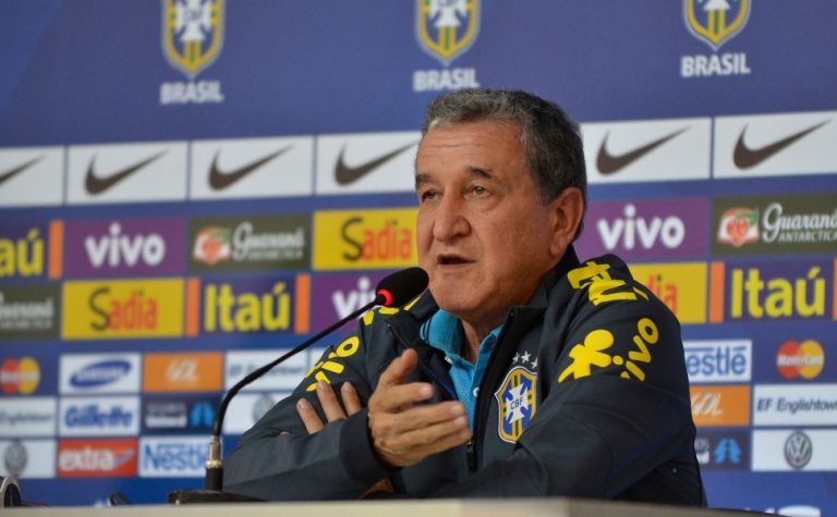 Parreira tem piora renal, volta a ser sedado e respira por aparelhos na UTI