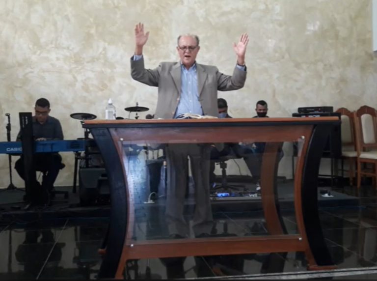 Pastor morre durante culto em Sooretama