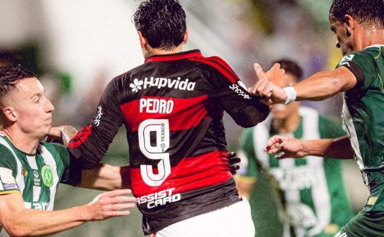 Pedro dá show, Flamengo goleia Chapecoense e não deixa Palmeiras disparar