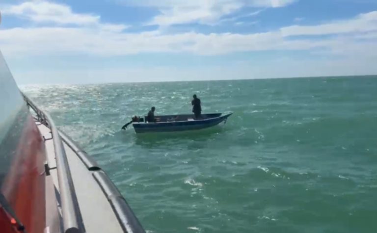 Pescadores são resgatados após passarem 5 horas à deriva no ES