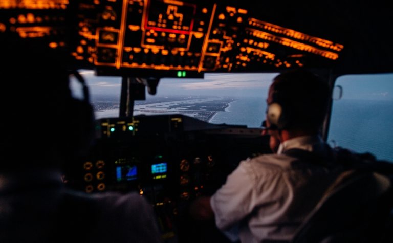 Piloto relata ‘calafrio’ ao controle aéreo após ver luzes em Londrina
