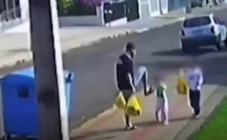 Polícia prende pai flagrado chutando filha de três anos no PR