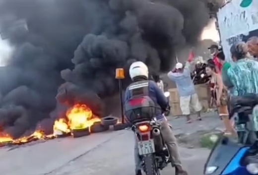 Protesto bloqueou Avenida Recife por auxílio de R$ 2,5 mil. Governo responde