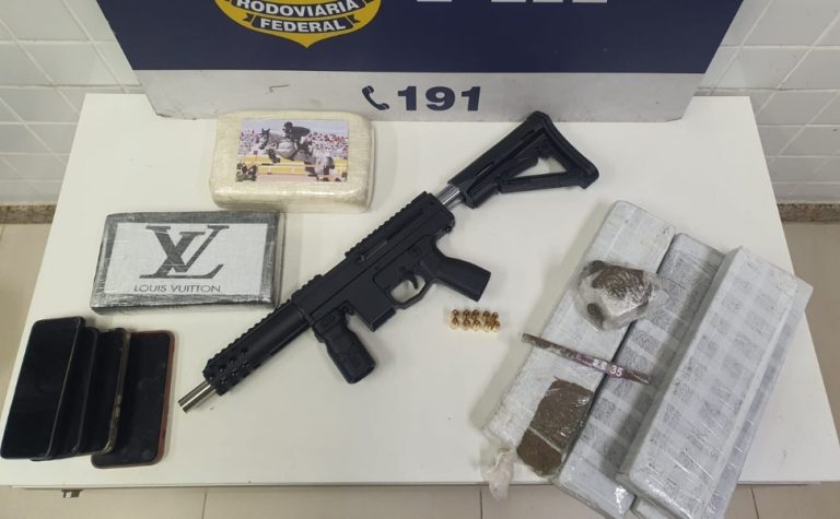Quatro pessoas são presas com arma caseira e drogas na BR-101 em Guarapari