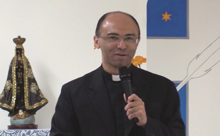 Quem é o padre brasileiro que desafia Vaticano e se rebelou após excomunhão