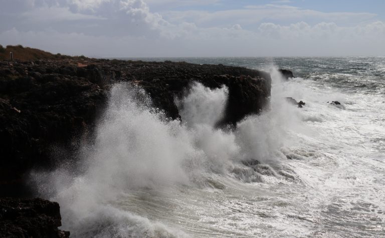 Ressaca: Marinha emite alerta de mar grosso com ondas de até 4 metros no ES