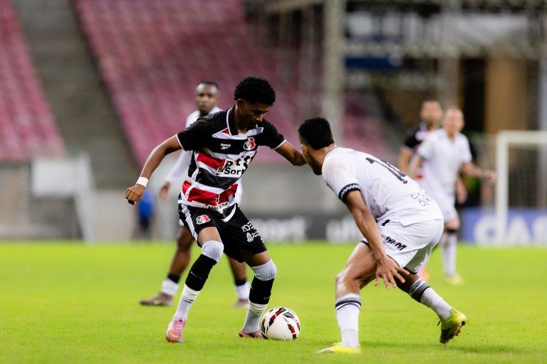 Santa Cruz tem sequência de vitórias interrompida pelo Figueirense na Arena PE
