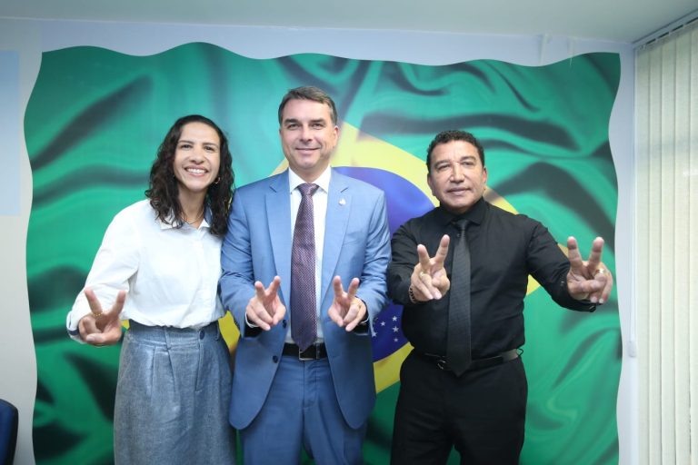Sinais em evento com Flávio Bolsonaro