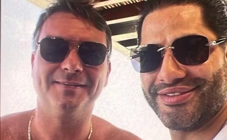 Site publica foto de Flávio com Sicário, apontado como chefe da milícia de Vorcaro