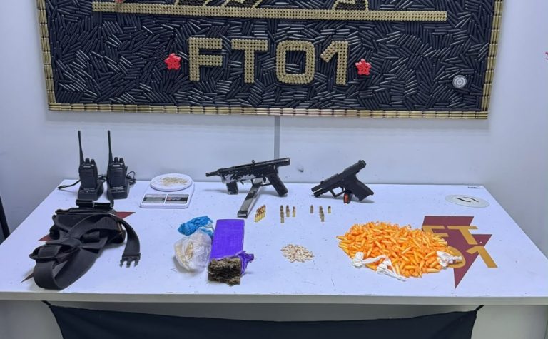 Submetralhadora e pistola são apreendidas pela Polícia Militar em Vitória