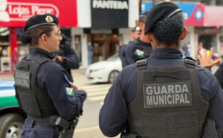 Suspeito é preso após invadir casa da ex, ameaçar vítima e avançar em guardas