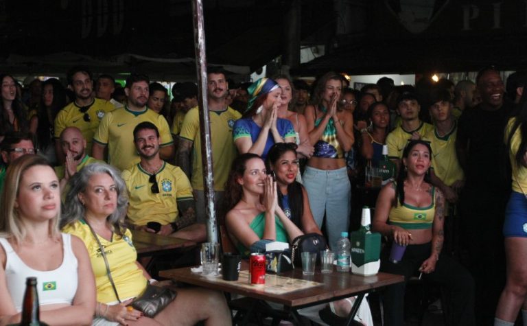 Torcida veste verde e amarelo, mas Brasil se despede da Copa após derrota