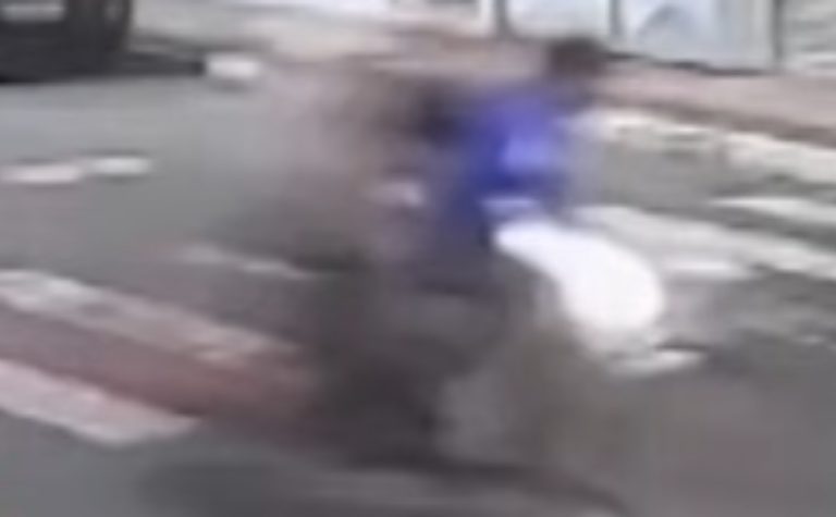 VÍDEO | Ciclista morre após ser atropelado por motocicleta no Centro de Vila Velha