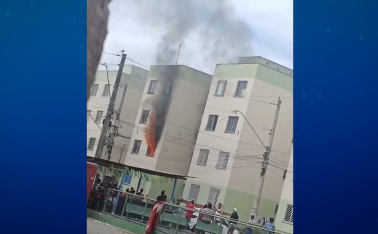 VÍDEO I Incêndio atinge apartamento em residencial na Serra