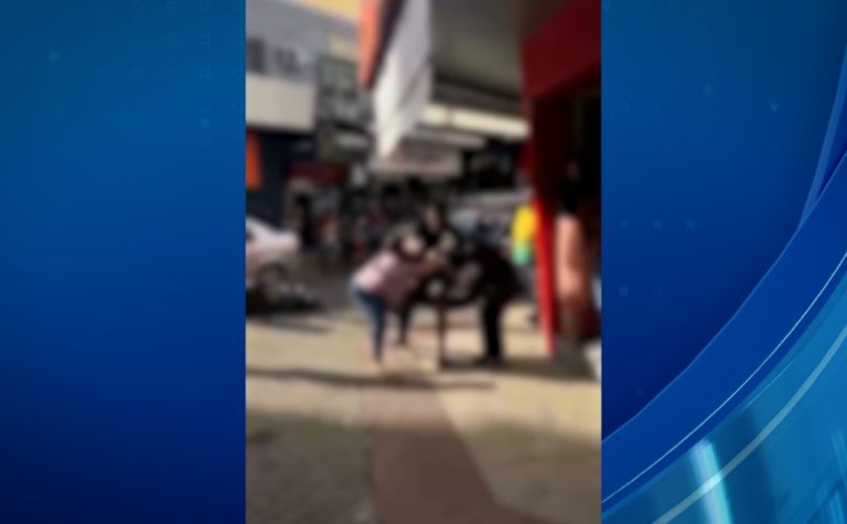 Mulher é agredida após tentar raptar criança em Colatina