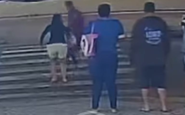 VÍDEO | Idoso e neta são atropelados por moto em Guarapari