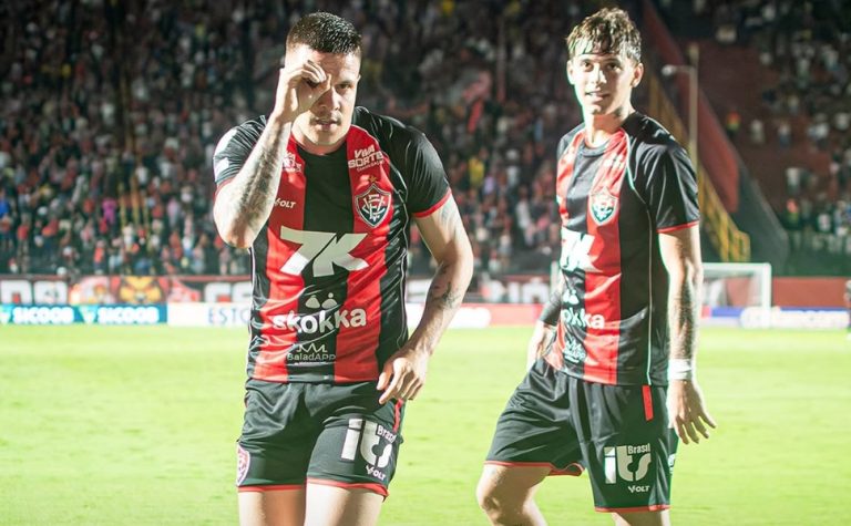 Vitória aproveita falha do Vasco, vence e estraga estreia de português