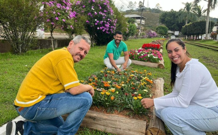 Vizinhos plantam mais de 15 mil flores em Marechal Floriano