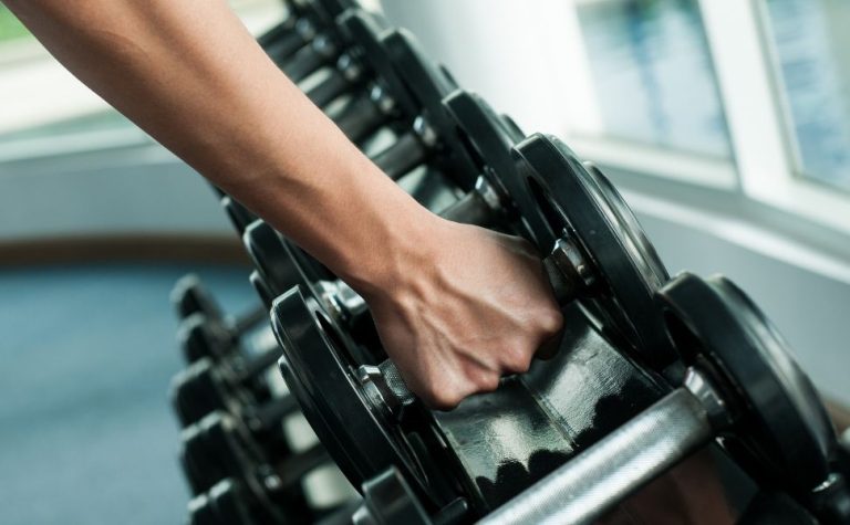 Adolescente pode fazer musculação? Especialistas orientam