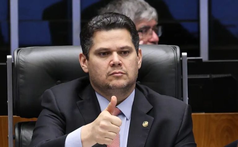 Alcolumbre destrava tramitação do fim da escala 6×1 após encontro com Lula