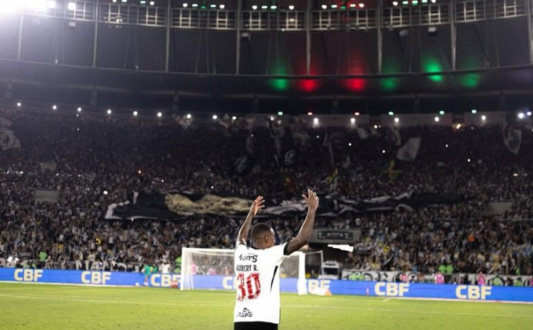 Brenner marca duas vezes e Vasco volta a eliminar o Fluminense na Copa do Brasil