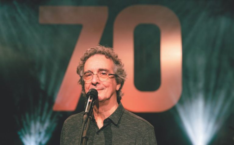Carlos Papel reúne 60 anos de carreira em álbum ao vivo
