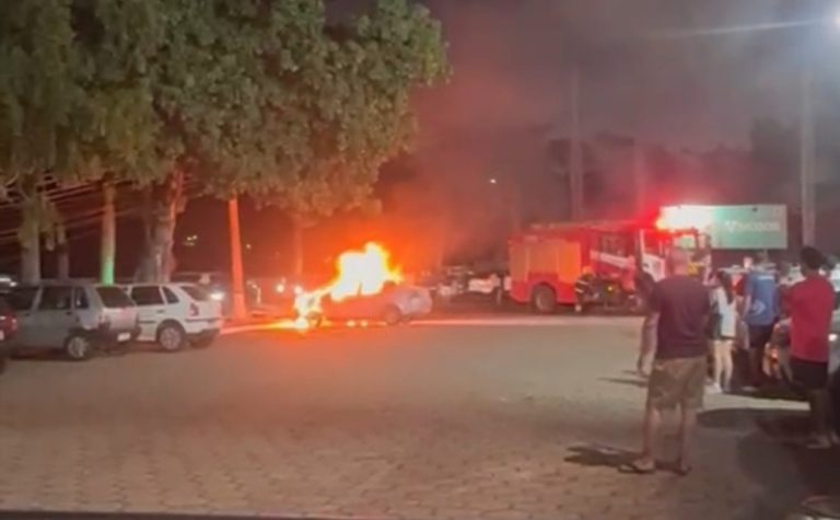 Carro pega fogo em estacionamento de clube e assusta moradores